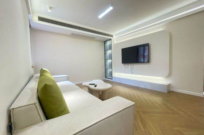 Spacious&Cozy 2Br/2Lr/1Bt Close to L2 Weining Rd Station 