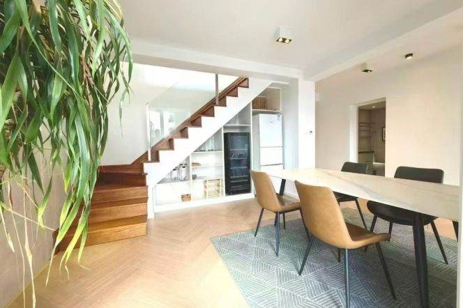 Huaihai/Huashan rd floor heating 2+1brs/3lrs/2ba apt with terrace; L10/11