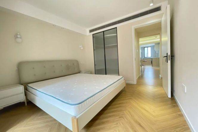 Spacious&Cozy 2Br/2Lr/1Bt Close to L2 Weining Rd Station 