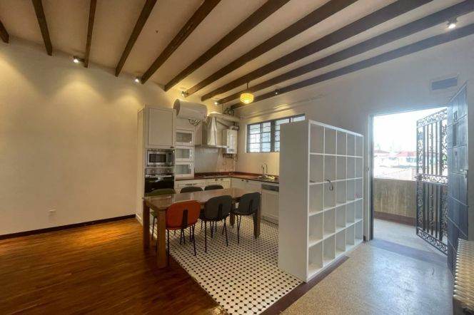 Nice spacious 2br old Apt with Cement Ladder 