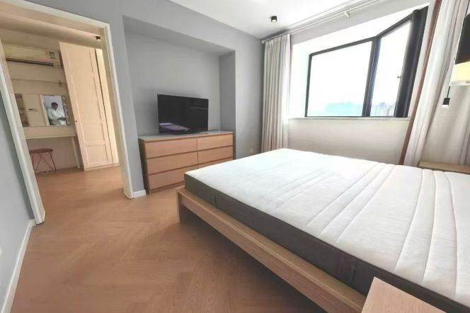 Huaihai/Huashan rd floor heating 2+1brs/3lrs/2ba apt with terrace; L10/11