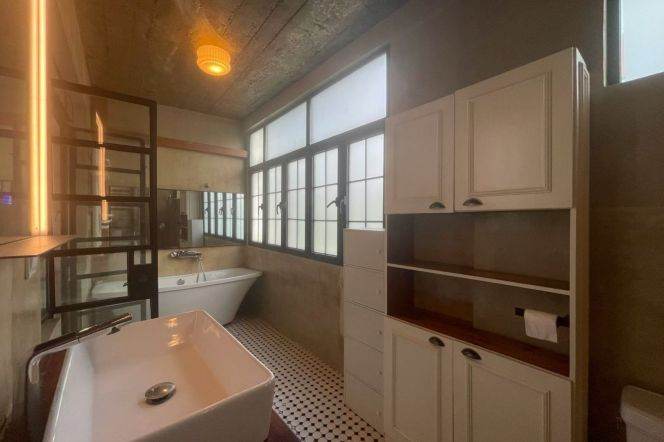 Nice spacious 2br old Apt with Cement Ladder 