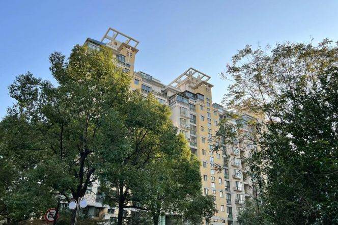 modern 3brs floor heating modern furniture in Zhong shan park line 2,3,4 only 21K