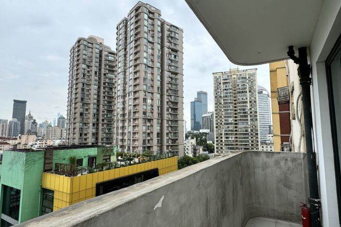 Amazing 3Br-2bathr + open balcony on Yanping rd /Nr Jing'an Temple/elevator/ 14.6K