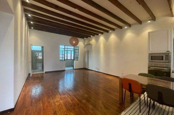 Nice spacious 2br old Apt with Cement Ladder 