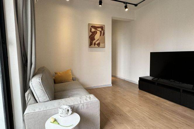 Amazing 3Br-2bathr + open balcony on Yanping rd /Nr Jing'an Temple/elevator/ 14.6K