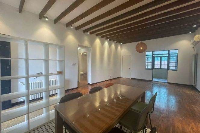 Nice spacious 2br old Apt with Cement Ladder 