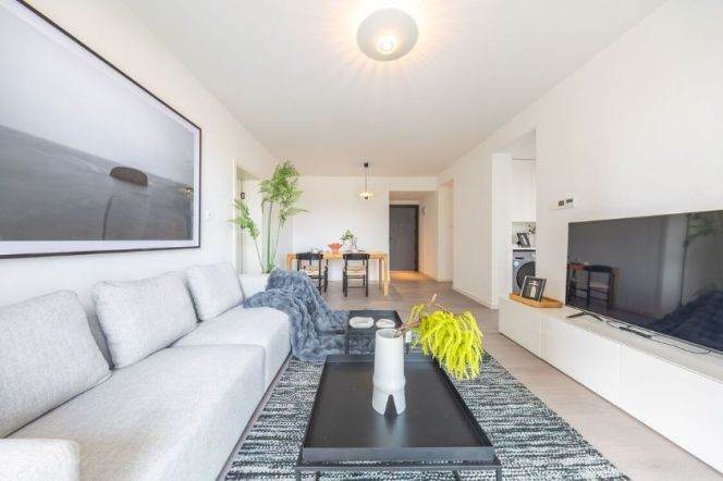 Well Redecorated 3Br w. Floor heating &Balcony W. Nanjing Rd Station