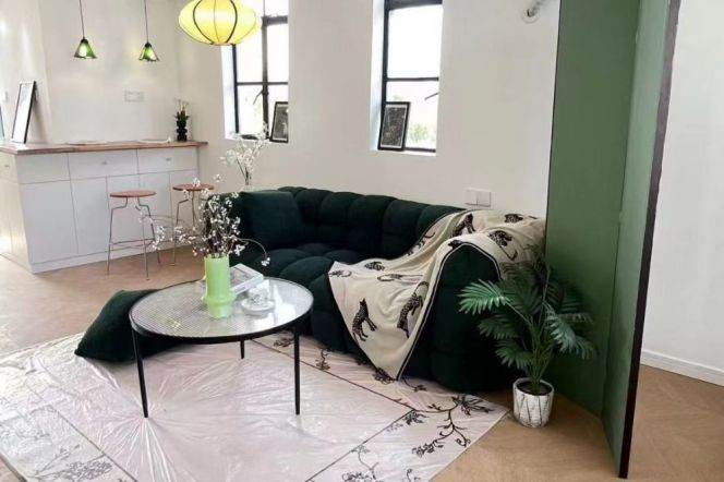 Jiangsu rd/modern 2br 2baths/wall heating/oven/big living room,@L11/2