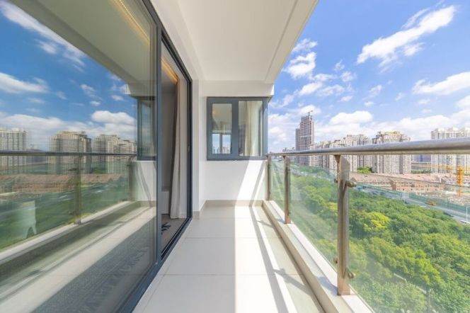 Well Redecorated 3Br w. Floor heating &Balcony W. Nanjing Rd Station