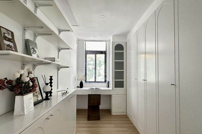 Elegant 1+1BR 110m² Apt Next to Jiangsu Rd Station