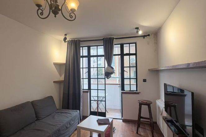 Bright 1BR APT Balcony Wall heating Changshu Rd 8.8k