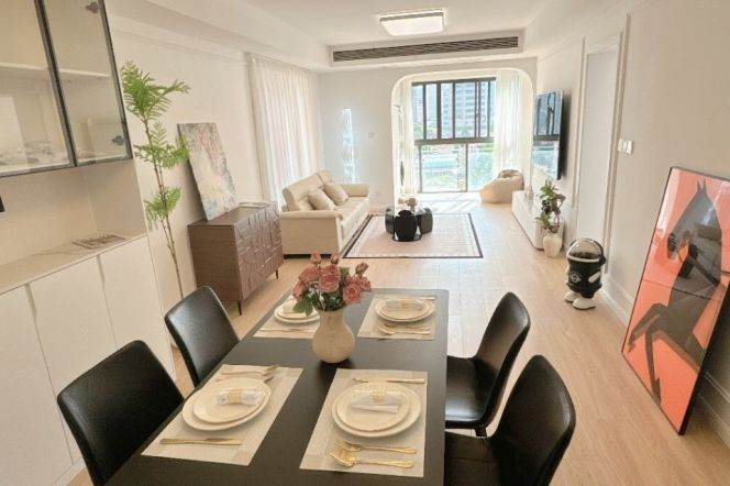 Jiangsu Rd metro/2br2bt/central AC/floor heat/oven/dishwasher/tennis court/pool/gym