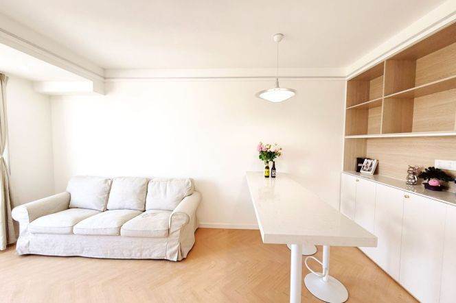 Brand new/Spacious 1br 2lr/bright room/elevator/big living room,Zhenping rd@L3/4/7