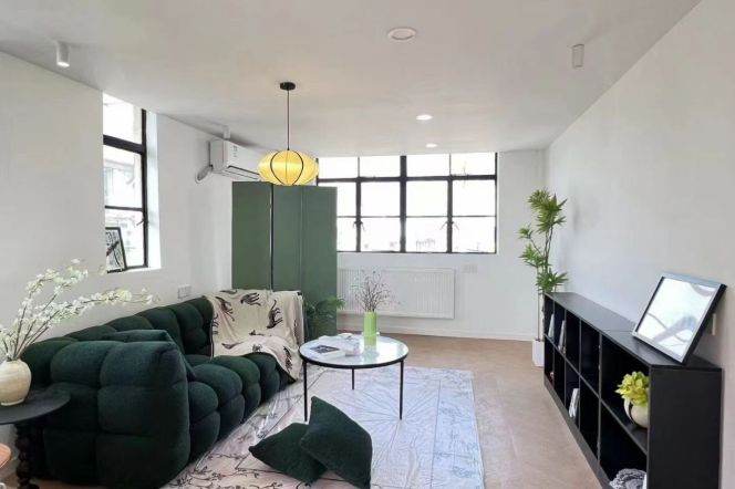 Jiangsu rd/modern 2br 2baths/wall heating/oven/big living room,@L11/2
