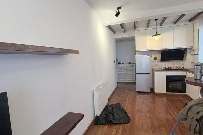 Bright 1BR APT Balcony Wall heating Changshu Rd 8.8k
