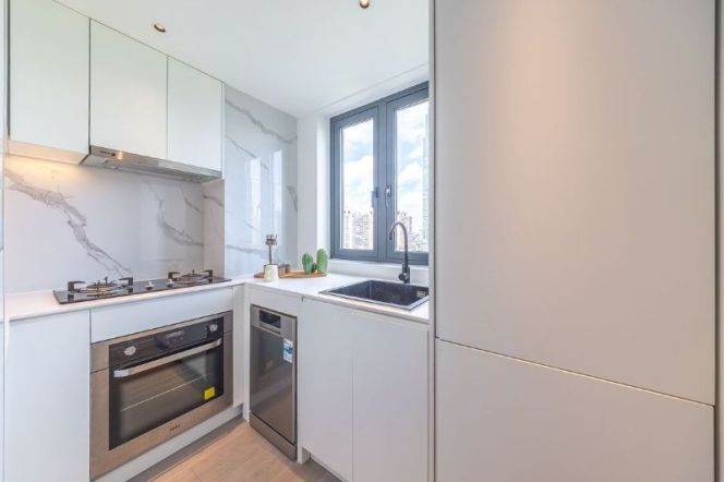 Well Redecorated 3Br w. Floor heating &Balcony W. Nanjing Rd Station