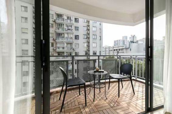 Open Balcony Standard 4BR Near Shanghai Jiaotong UV