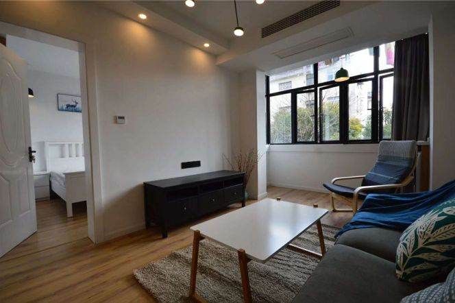 Bright 1Br w. inside Balcony Furnished