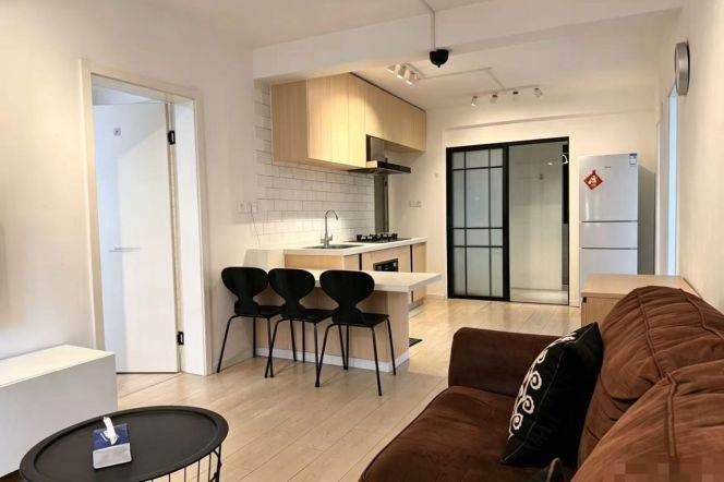 2BR with elevator near line 1/7/9 heng'shan Rd and Xujiahui metro