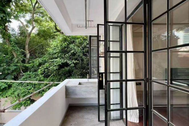 Jing'an temple 2BR apartment with balcony