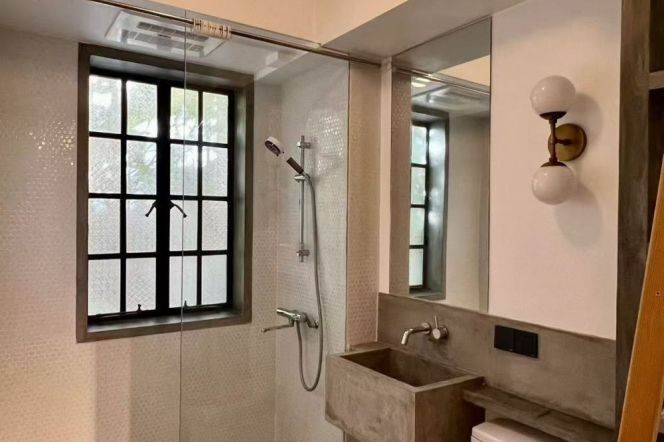 Jing'an temple 2BR apartment with balcony