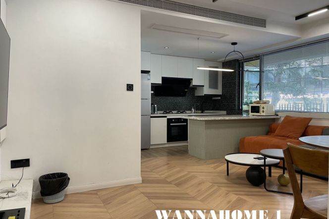 Modern&Bright&Spacious Elevator 2Bdrs 1Bath Apt+Jing'an Temple+Large Cloakroom+Rare Building