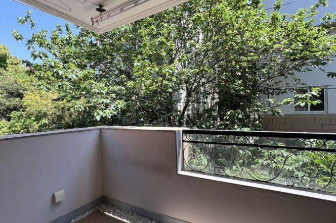 2 Brs, 2 Baths, Open Balcony/ Floor heating /Central ac/Oven, 90 sqm @ Jiangsu metro L2&11