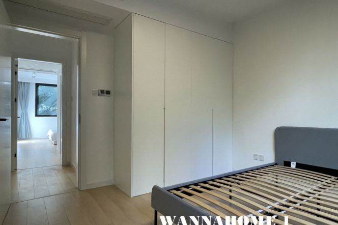 Green Compound+Modern&Spacious&Bright 3Bdrs 2Baths Apt+West Nanjing Rd Metro+Open Balcony