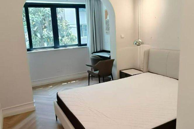 2 Brs, 2 Baths, Open Balcony/ Floor heating /Central ac/Oven, 90 sqm @ Jiangsu metro L2&11