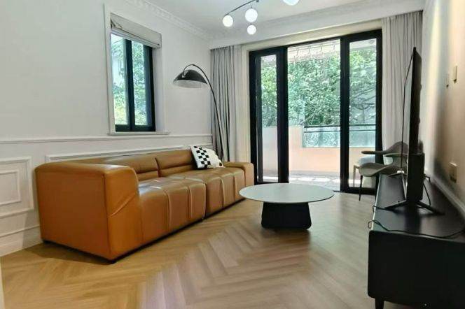 2 Brs, 2 Baths, Open Balcony/ Floor heating /Central ac/Oven, 90 sqm @ Jiangsu metro L2&11