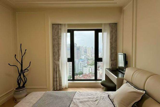 Jing'an  | Spacious 3BR+2Bath  Prime Location