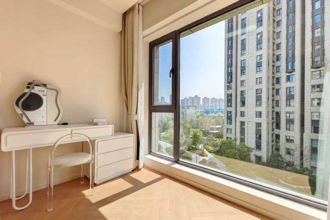  Newly  decorated  1br apt,adjacent to Gubei Community,Line 15