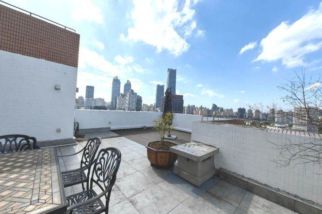 Large Terrace Jiaotong Uni | 2BR+Study Duplex 180sqm + 100sqm Full Floor Heating & Parking