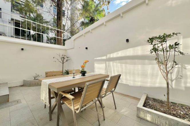 Charming 2-Bed with Sunroom & Private Patio – Prime Fuxing Road M