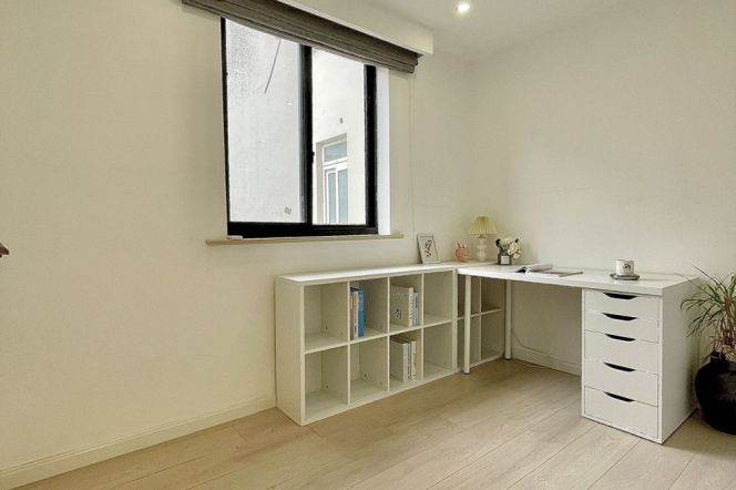 2 brs near L10/L11 jiaotong uni station