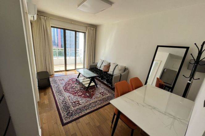 Xujiahui Elevator 1br with open balcony   /  Spacious / Bright 