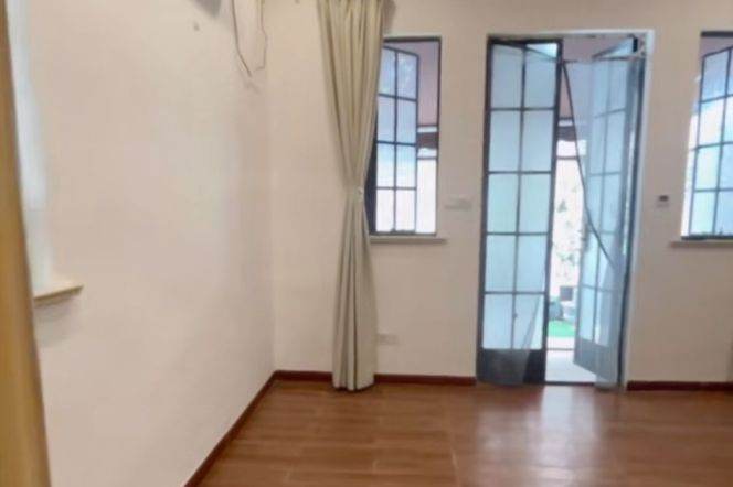 Lovely high ceiling 1 br 1 lr with outdoor yard near line 9/12