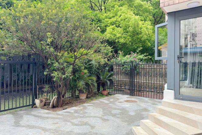 First floor duplex with garden apartment near HuaShan RD