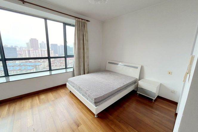 Spacious 2BR 2BA Apt w/Balcony in Lujiazui