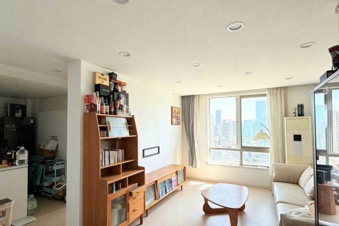 Yanping Road - bright 1bed with good view- decent entrance - good vibe neighbourhood-Jing’an Temple 