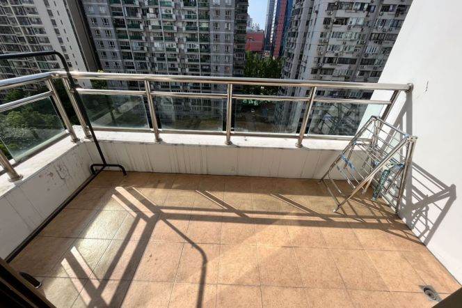 Xujiahui Elevator 1br with open balcony   /  Spacious / Bright 