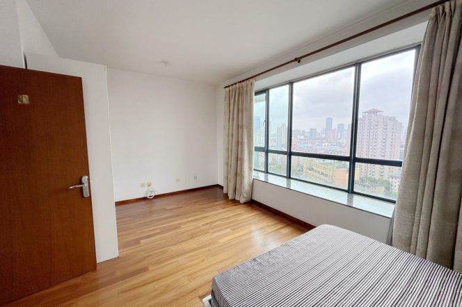 Spacious 2BR 2BA Apt w/Balcony in Lujiazui