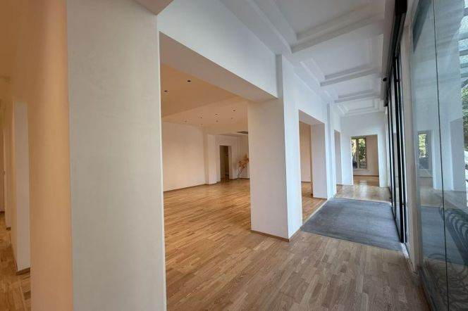 Xujiahui Commercial Area, Shanghai Exhibition / Showroom Space for Lease | 300 sqm