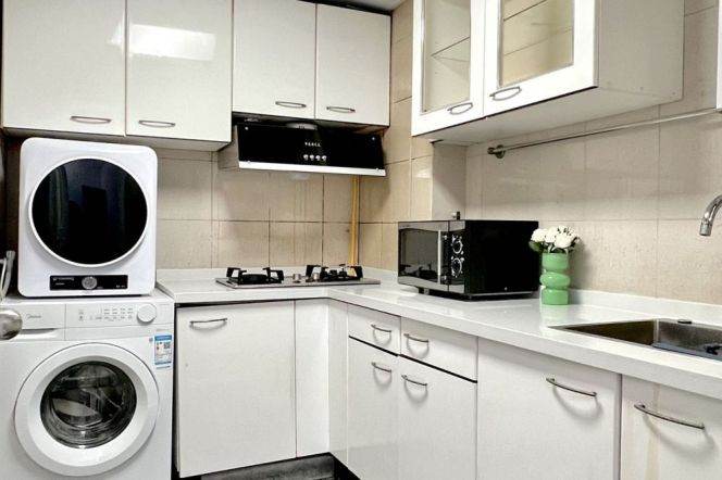 cozy room near Hanzhong rd, just 2 roommates, for international students,long/short terms 