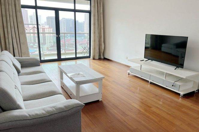Spacious 2BR 2BA Apt w/Balcony in Lujiazui