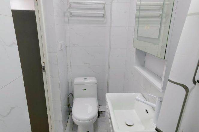 Bright 1 br in Old Xuhui, easy to L 9/12 JiaShan Rd St. + L 7/9 ZhaoJiaBang Rd St. near IAPM