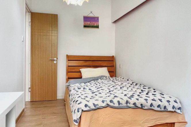 Bright room near JIngan temple, with international roommates, close to SJTU,long/short lease
