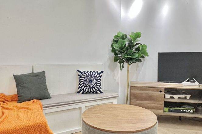Bright room near JIngan temple, with international roommates, close to SJTU,long/short lease