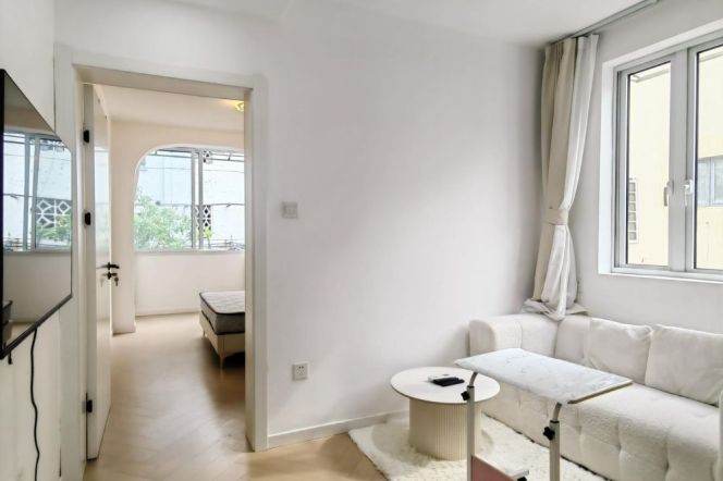 Bright 1 br in Old Xuhui, easy to L 9/12 JiaShan Rd St. + L 7/9 ZhaoJiaBang Rd St. near IAPM